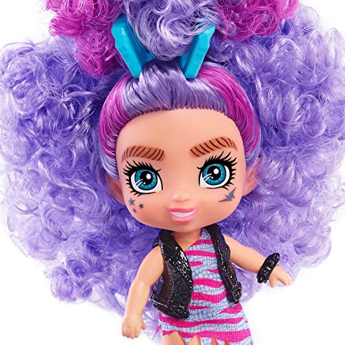 Cave Club Bebé con dinosaurio, muñeca pelo morado con mascota y accesorios, juguete para niñas y niños +4 años (Mattel GXP24)