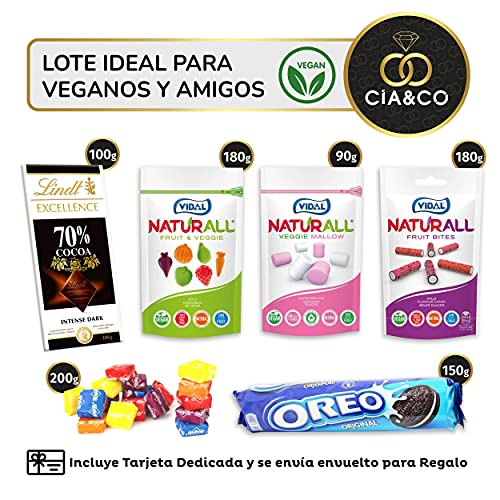 Lote envuelto para Regalo VEGANO con 650 grs de Chuches VEGGIES. Con Tarjeta Dedicada Personalizada y Chocolate Lindt, Galletas Oreo, Chicles, Caramelos Smint, Piruletas Fiesta y Kojac, Mentos y más