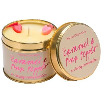 Bomb Cosmetics Vela perfumada de caramelo y pimienta rosa; contiene aceites esenciales de pimienta negra pura y sándalo; apto para veganos; 30-35 horas de quemado