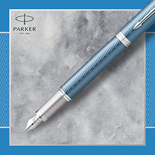 Parker IM pluma estilográfica | Azul-gris Premium con adornos cromados | Punta fina con recambio de tinta azul | Estuche de regalo