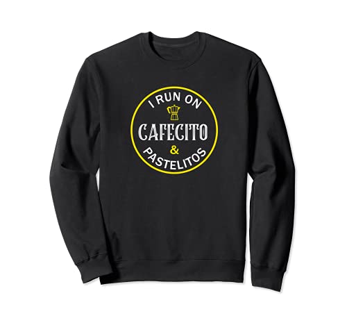 Regalo divertido de café cubano con texto en inglés "I Run on Cafecito and Pastelitos" Sudadera