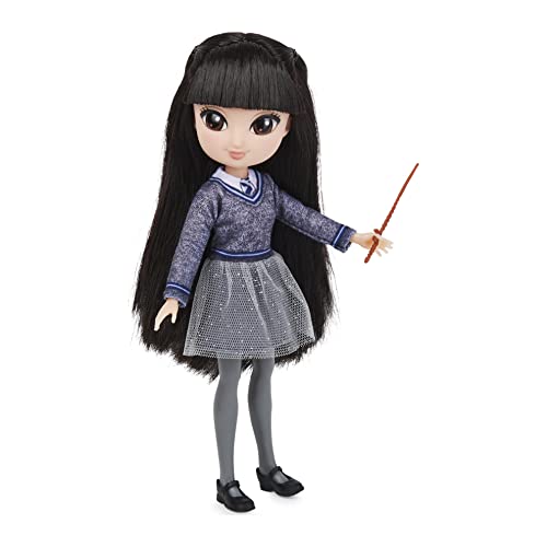 HARRY POTTER-WIZARDING WORLD - MUÑECA CHO CHANG 20CM - Figura Cho chang Articulada con Varita y Uniforme Hogwarts - 6061837 - Juguetes Niños 5 Años +