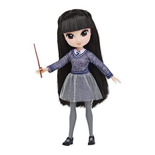 HARRY POTTER-WIZARDING WORLD - MUÑECA CHO CHANG 20CM - Figura Cho chang Articulada con Varita y Uniforme Hogwarts - 6061837 - Juguetes Niños 5 Años +