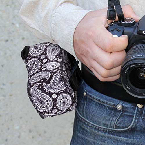 USA Gear Funda Cámara Reflex DSLR con Protección de Neopreno, Presilla Para Cinturón y Almacenamiento de Accesorios - Compatible con Nikon D3400, Canon EOS Rebel SL2, Pentax K-70 y más - Paisley Negro