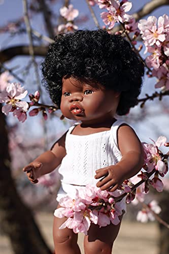 Miniland – Muñeco bebé Africana Niña de vinilo suave de 38cm con rasgos étnicos y sexuado para el aprendizaje de la diversidad con suave y agradable perfume. Presentado en caja de regalo.