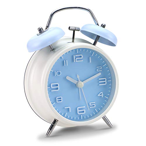 PILIFE Reloj despertador analógico con luz de fondo, funciona con pilas, redondo y fuerte, doble campana, color azul y blanco