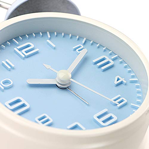 PILIFE Reloj despertador analógico con luz de fondo, funciona con pilas, redondo y fuerte, doble campana, color azul y blanco