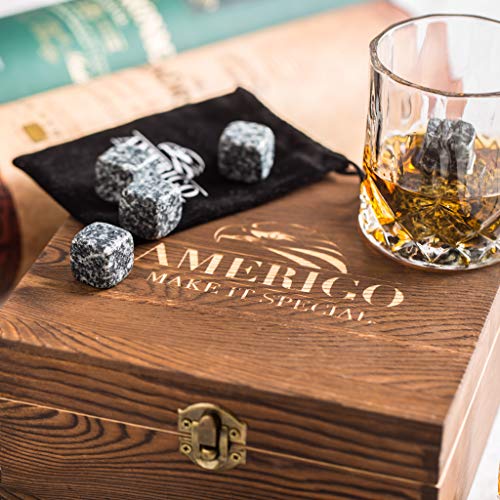 Whisky Piedras Set de Regalo y 2 Vasos de Whisky - Sea Diferente a la Hora de Elegir un Regalo - Reutilizables Cubitos de Hielo - 8 Whisky Rocks de Granito - Amerigo Whiskey Stones Gift Set