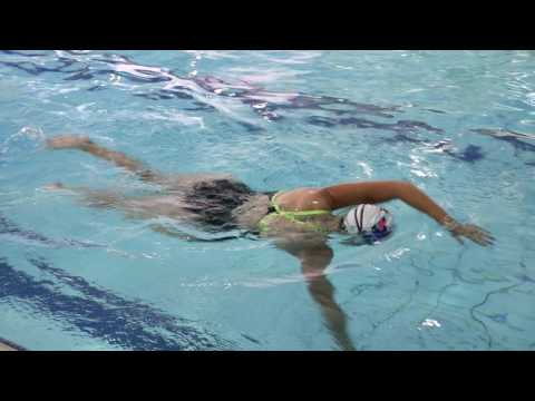 La correcta técnica de movimiento de piernas para nadar: Consejos y recomendaciones