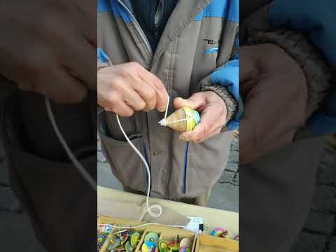 La técnica de enrollar la cuerda al trompo para lograr su rotación eficiente