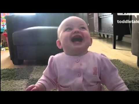 La alegría desbordante de un bebé riendo a carcajadas