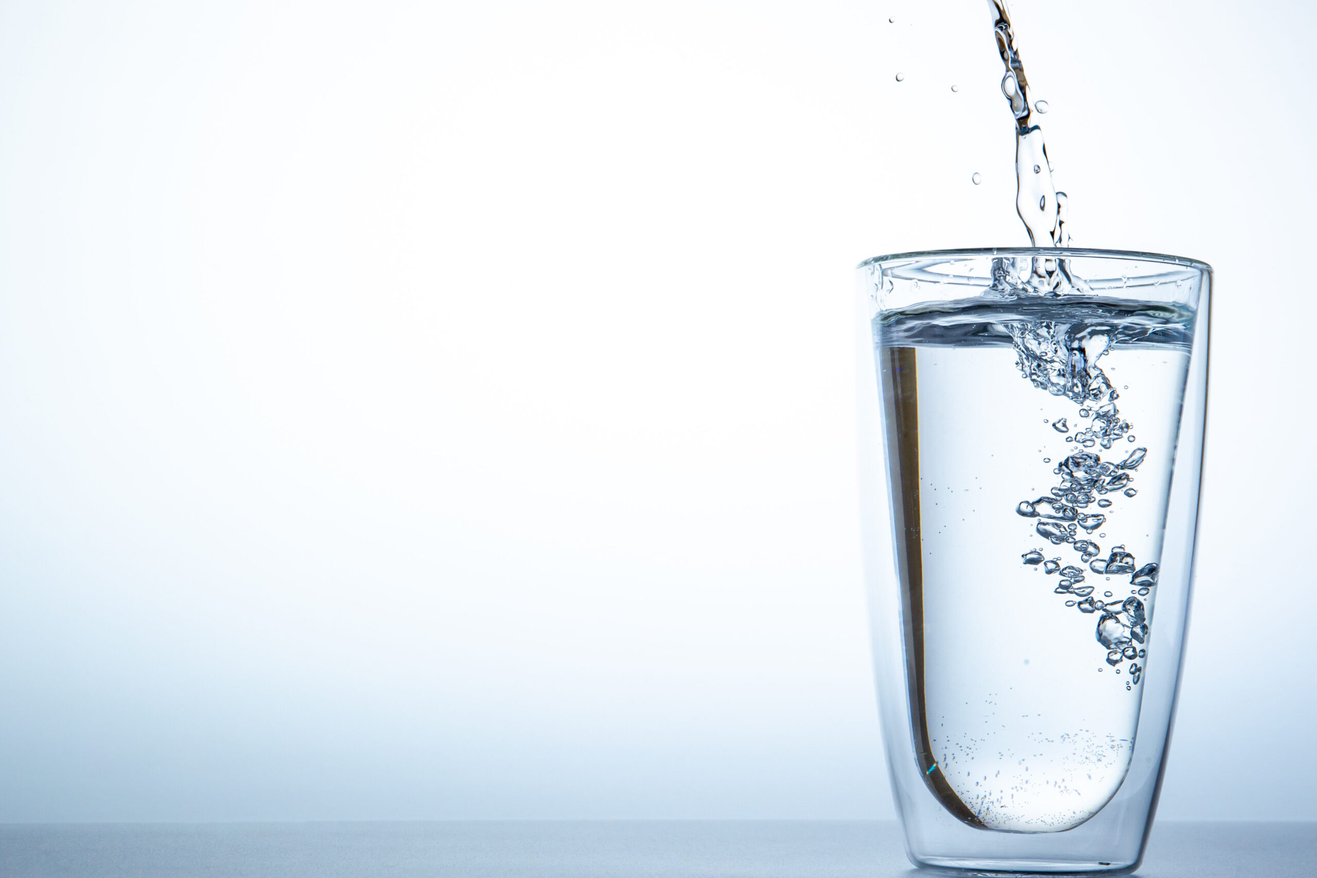 Diferencias entre el agua destilada y el agua del grifo: ¿Cuál elegir?