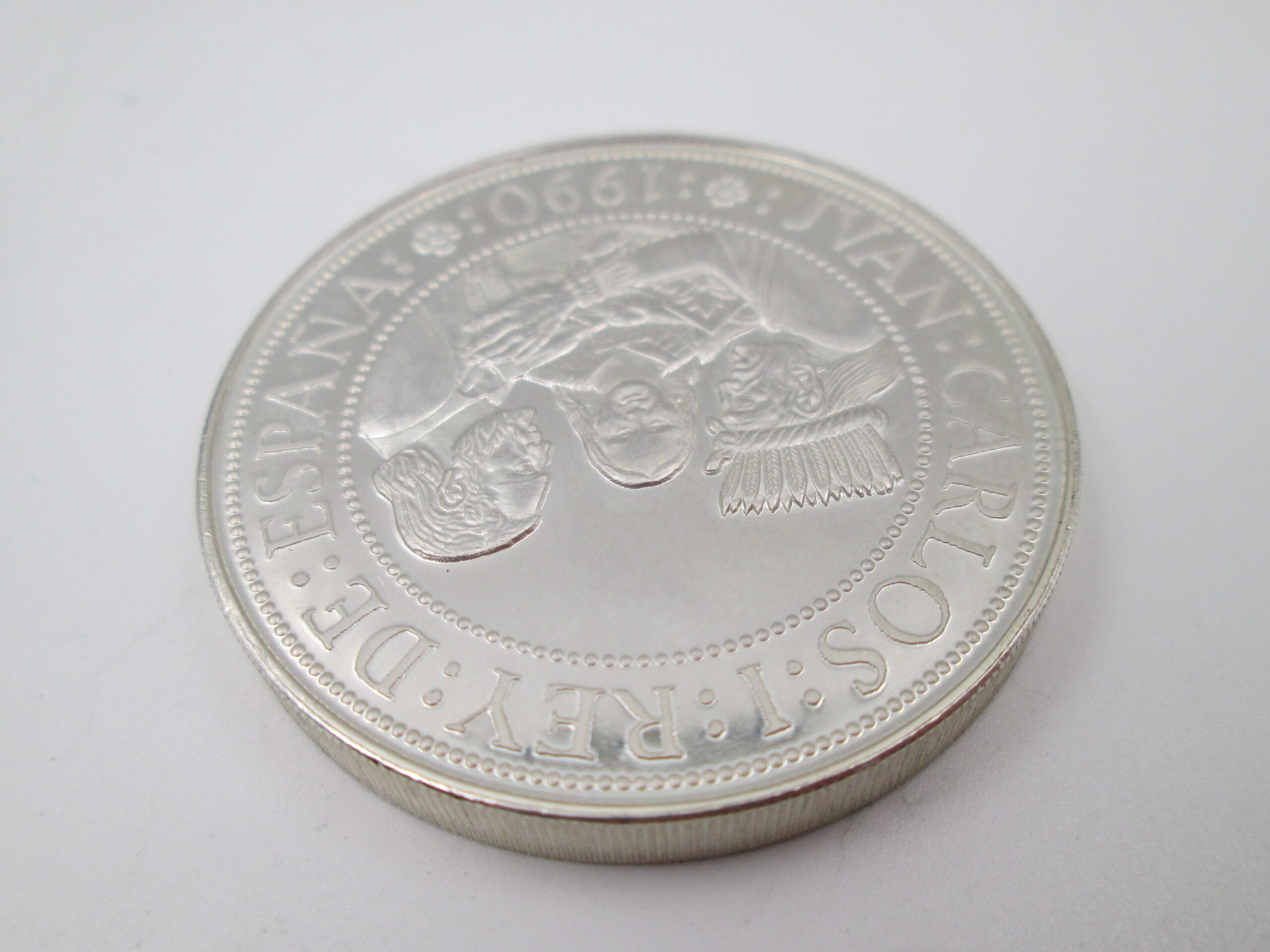 El diámetro de una moneda de níquel en centímetros.