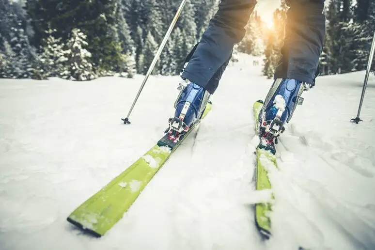 Esquiar a 3m/s: La importancia de la velocidad en el deporte invernal.