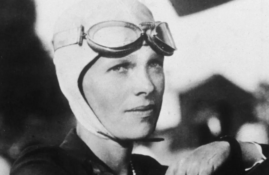 La vida de Gene Vidal y Amelia Earhart: dos figuras destacadas del siglo XX.